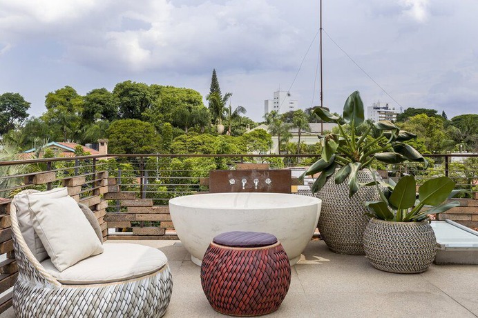 top floor, space for entertaining
