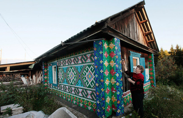 30,000 bottle caps decorate russian pensioner's home #pattern #folk #bottle #design #upcycling #mosaic #eco #plastic