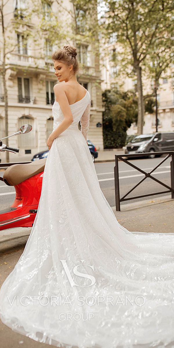 Wedding Dresses 2019 presented at the fashion week have really surprised everyone. The dresses are unveiled by top designers who create real bridal masterpieces.