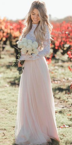Rustic style is now at the peak of its popularity. You can definitely find it in design solutions, interior and, of course, in clothing. And wedding outfits have not been exempt from this style.