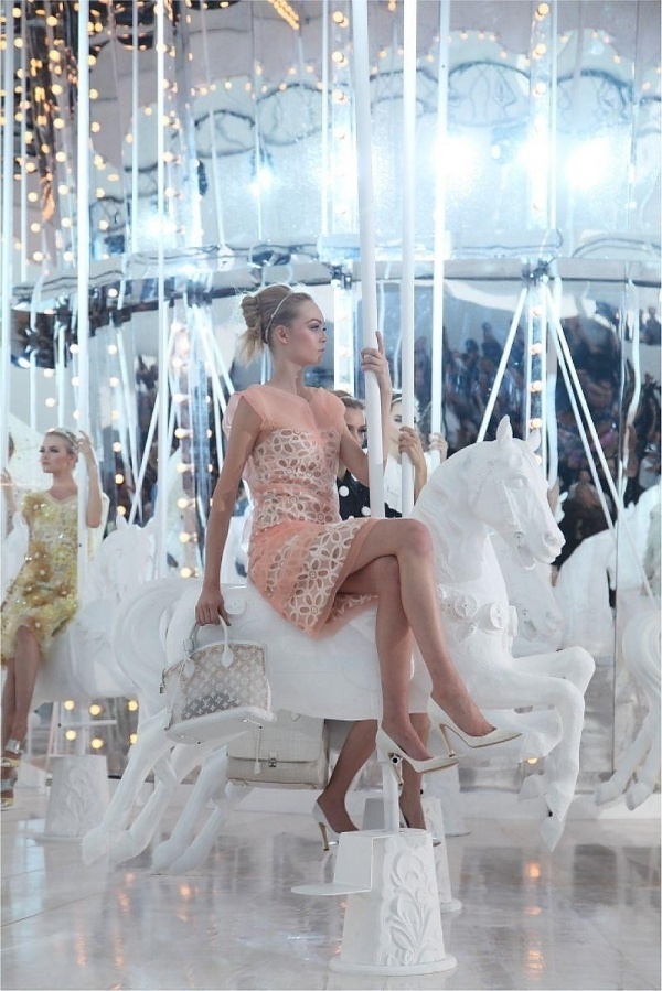 Louis Vuitton Spring 2012: Merry-go-round! - Paperblog #round #merry #go