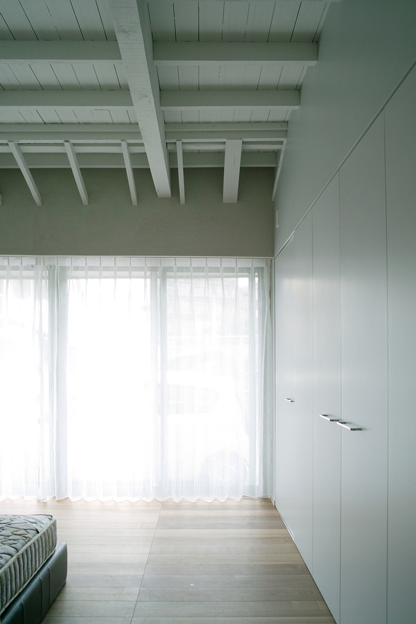 House in Kego is a minimalist house located in Fukuoka, Japan, designed by rythmdesign. The home is composed mainly of neutral colors with d #modern #design #minimalism #minimal #leibal #minimalist