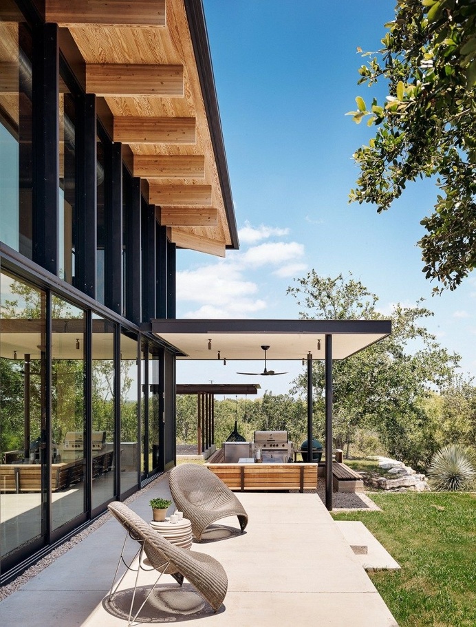 Contemporary Texas Retreat with Double-Height Glass Walls 13