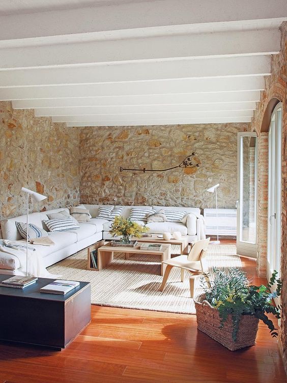 Los ambientes luminosos y apacibles se suceden en esta casa del Bajo Ampurdán después de una brillante rehabilitación. En equilibrio, la esencia rústica de los materiales y su interiorismo, de...