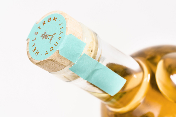 Hellstrøm Aquavit www.olssonbarbieri.com #packaging #cork #bottle