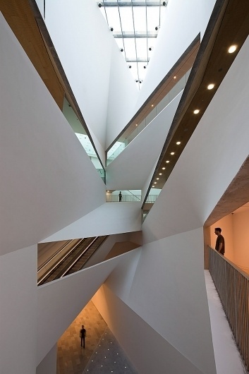 tumblr_ltzvbygw4E1qz8uvvo1_1280.jpg 800×1.200 pixels #after #interesting #lights #architecture #modernism #blank