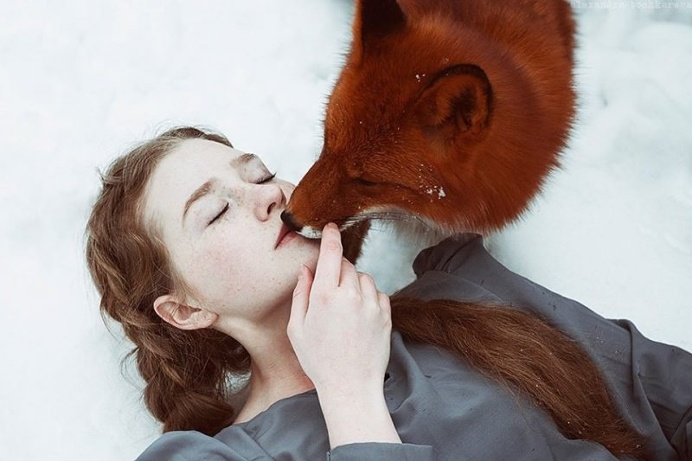Marvelous Dreamlike Portraits Of Redheads With Red Foxes by Alexandra Bochkareva