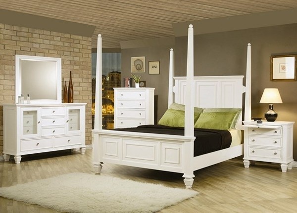 Antique bedroom with small paintings #interior #paintings #bedroom #decor #art #painting
