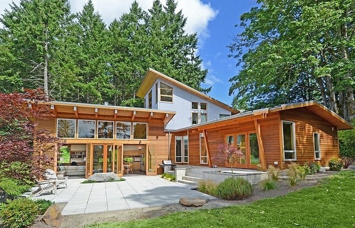 Serene Wooden Home Protected by Imposing Trees: Moji Residence #wood #architecture