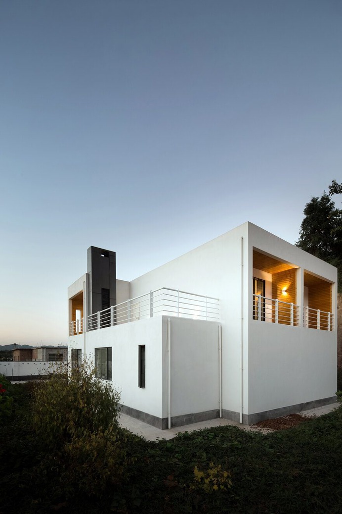 A Hillside Family House Adds an Earthy Twist to Village Residence Construction