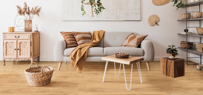 Połączenie jasnych kolorów i drewna Panele, ozdoby i szafki z motywem surowego drewna, plecionki i ciepłe kolory- styl Scandi Boho