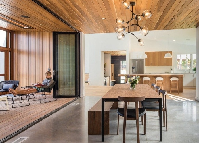 Northern Lake Home Blends into the Forested Landscape 11