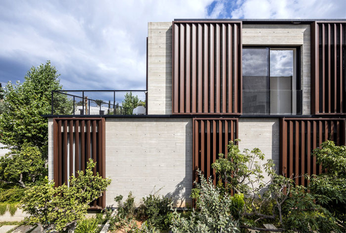 Afeka House Amaze with Corten Steel Shading System - InteriorZine