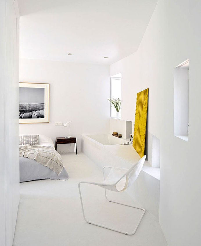 Abaton Add Warmth to the Minimalist Refurbishment of the Alcala Residence - InteriorZine