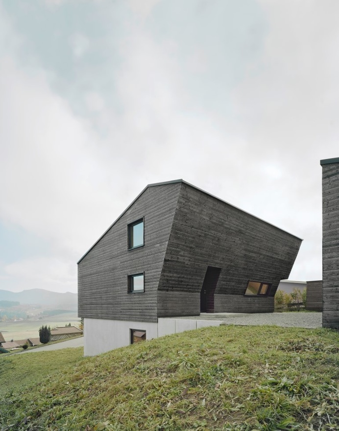 Deep Black Holiday House for a Family of Eight