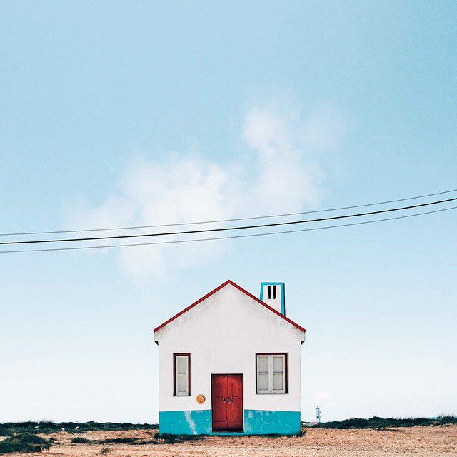 Photographer's mobile phone captures the unique "lonely hut"