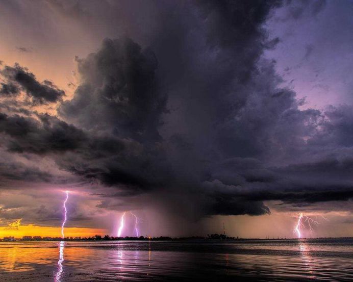 Stunning Storm Chasing and Weather Photography by Damon Powers
