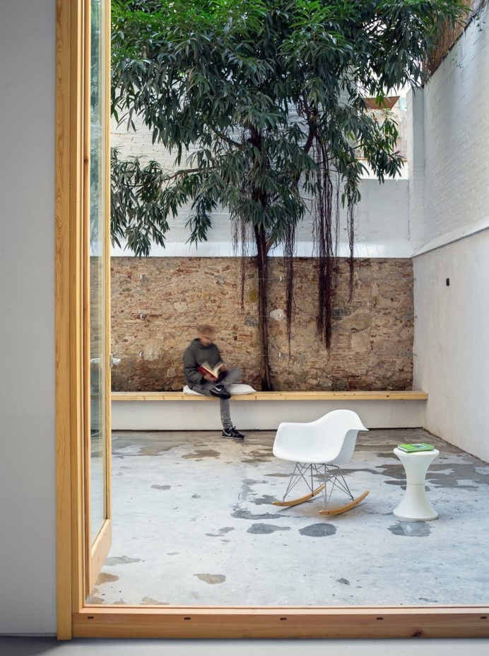 High-walled private patio. Can Ghalili by LoCa Studio. © Pol Viladoms. #patio #garden