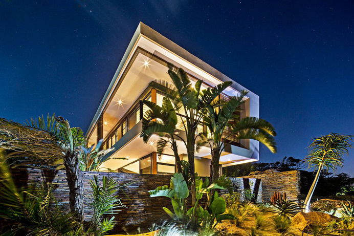 Majestic Residence in South Africa Pours the Exotic Landscape Inside #architecture #contemporary