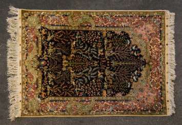 Excellent Oriental rug made of silk. ÖZIPEK-HEREKE/TURKEY, 1900-1950. 119x93 cm