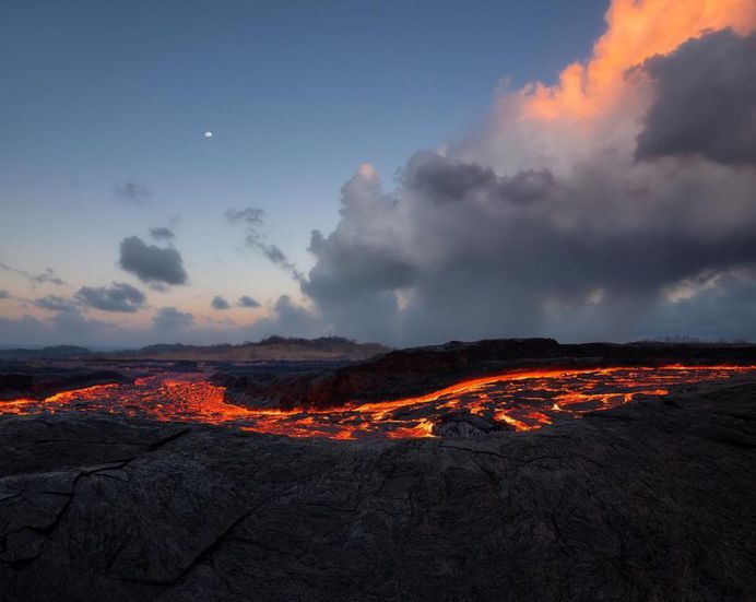 Photographer Tom Kualii Captures Spectacular Lava Flow in Hawaii
