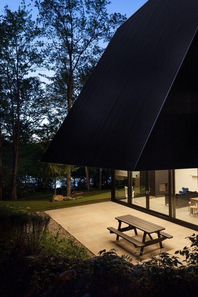 Fahouse House Exploits the Contrast Between Opacity and Light