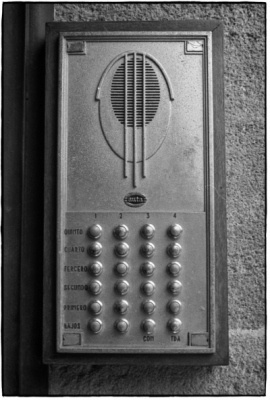 detalhes [bcn69]12 - interfone retro - eixample - barcelona - andré paiva - fotografias preto e branco #white #artdeco #black #vintage #and #communication #detail