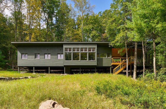 Dickerman Weekend Retreat Features Open Form and Clean Aesthetic