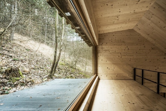 Recreation place in the woods: Tom's Hut