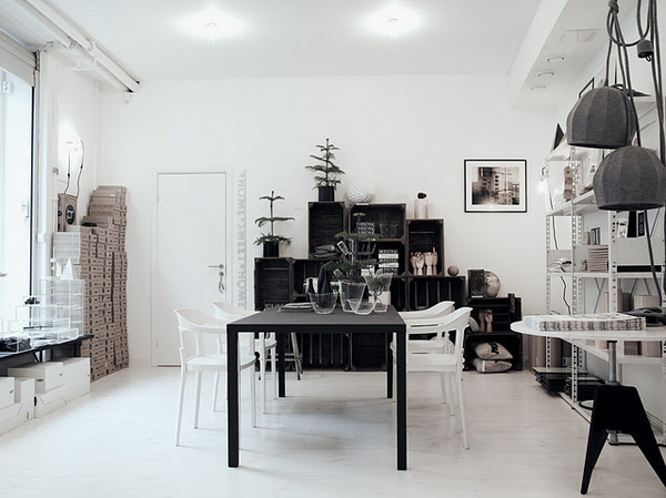 (via La maison d #interior #white #black #clean #minimal #grey