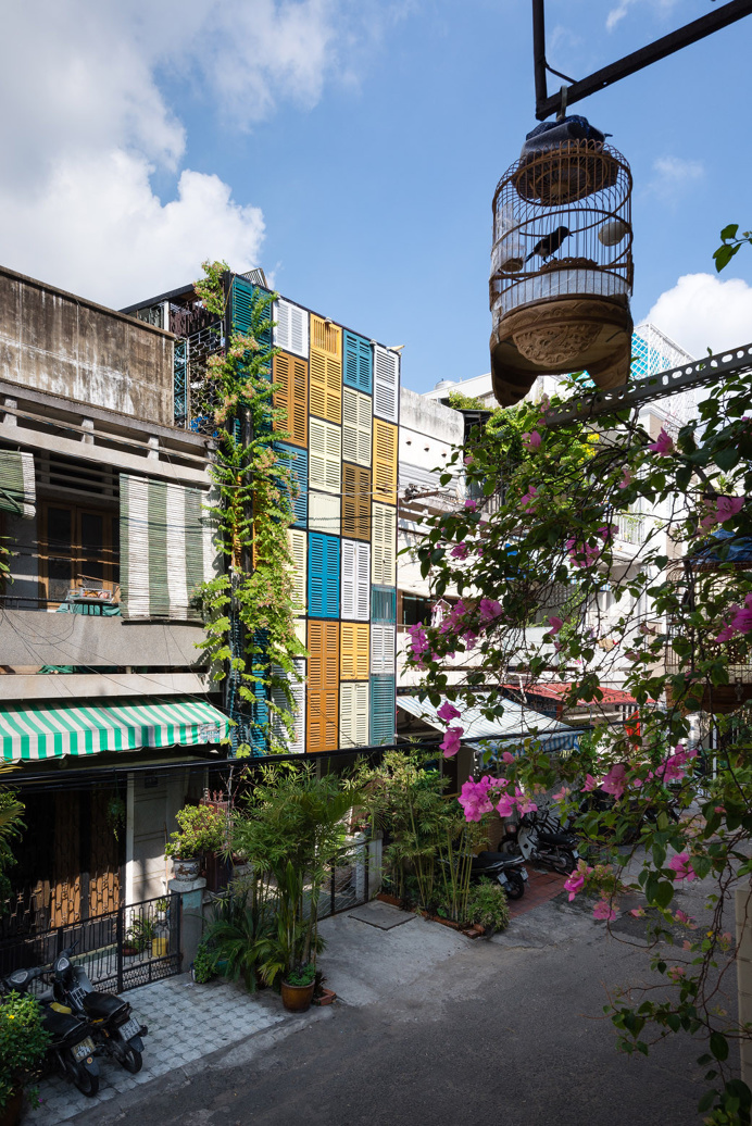 Creative Colour Blocking Façade Made with Secondhand Windows