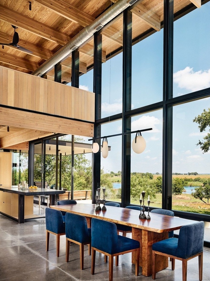 Contemporary Texas Retreat with Double-Height Glass Walls 5