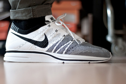 sweetsoles:Nike Flyknit Trainer+ (by Diggitalos) #white #flyknit #black #nike #jeans