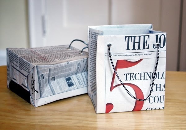 Newspaper Gift Bag Tutorial #gift #bag #newspaper #shopping