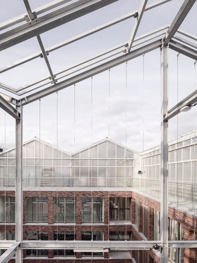 Administration Building with Rooftop Greenhouse,© hiepler, brunier
