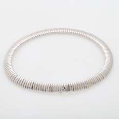 Necklace in a classic, flat shape