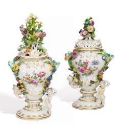 PAIR OF ORNAMENTAL VASES. Meissen. At the end of 18. Century. #Sets #Teasets #Porcelainsets #Antiqueplates #Plates #Wallplates #Figures #Porcelainfigurines #porcelain