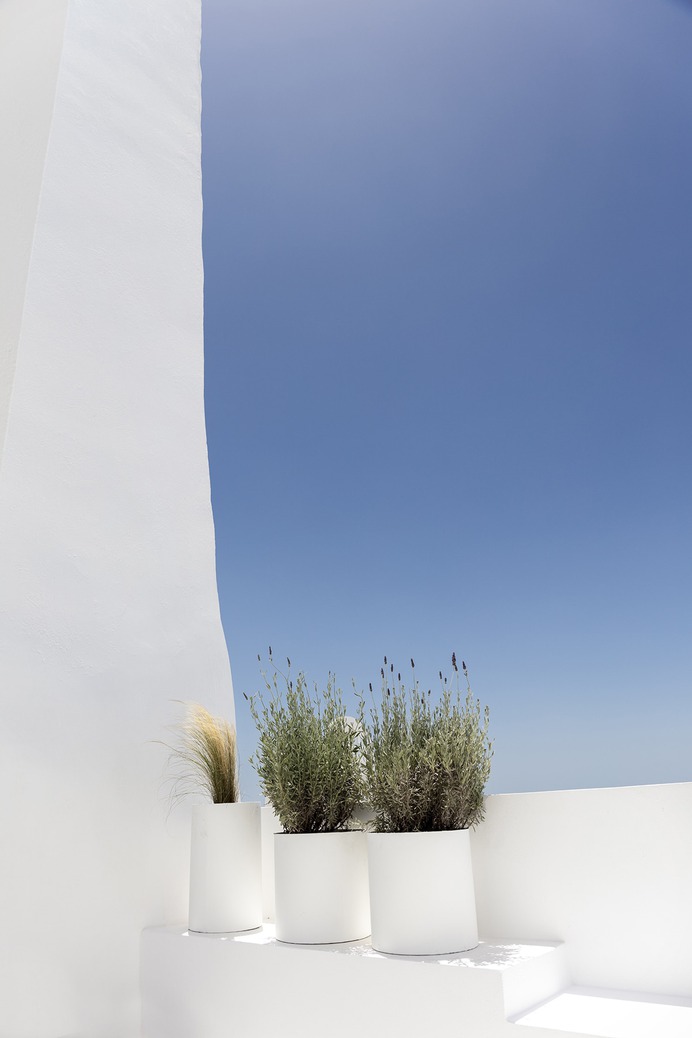 Summer House in Fira – Minimalissimo