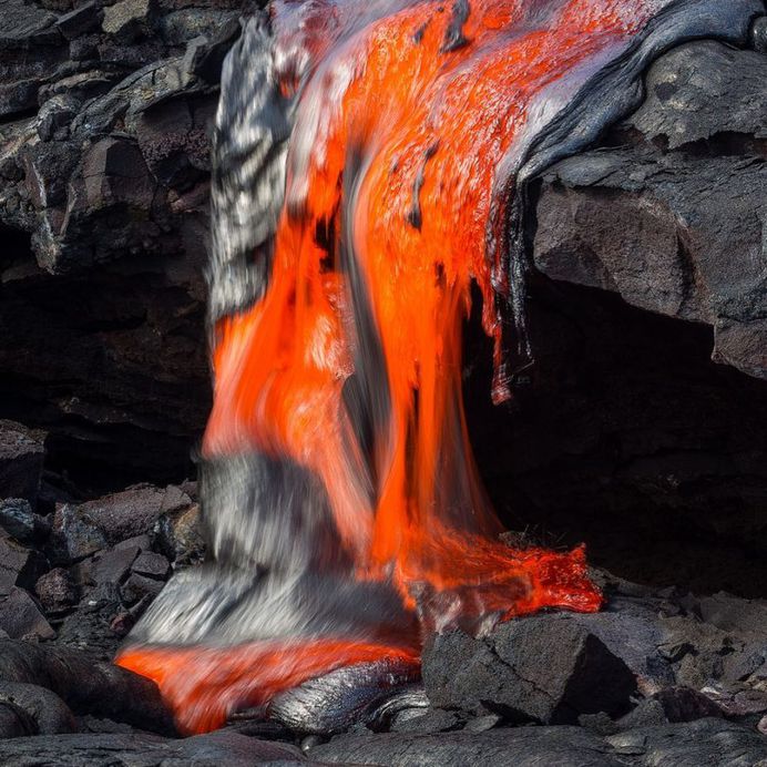 Photographer Tom Kualii Captures Spectacular Lava Flow in Hawaii