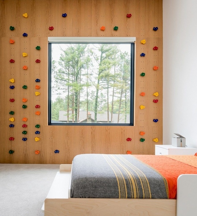 Northern Lake Home Blends into the Forested Landscape 14