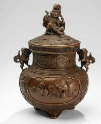 Fine Koro, made of Bronze with decoration of Shishi, lid knob in the shape of Gama Sennin with a toad