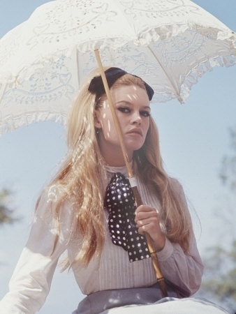 crane-ralph-brigitte-bardot-jeanne-moreau-in-viva-maria.jpg 338×450 pixels #photography #retro #vintage