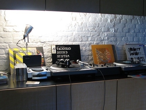 IchiOne_Ghent | Flickr - Photo Sharing! #interior #vinyl #records #room