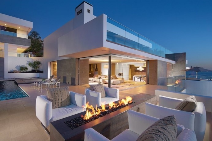 Family Beach House With a Striking Silhouette in California: Rockledge Residence #beach #architecture #house #california