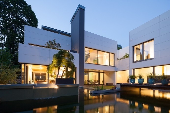 Bauhaus Style Residence Enclosing a Delightful Garden: Villa Wiese in Berlin #architecture
