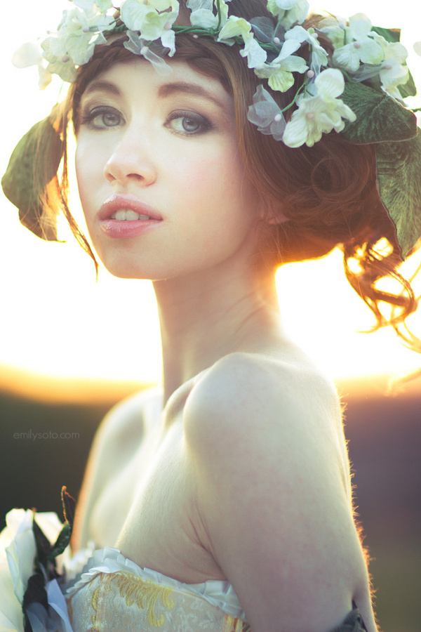 Irish Gypsy on Fashion Served #flower #pose