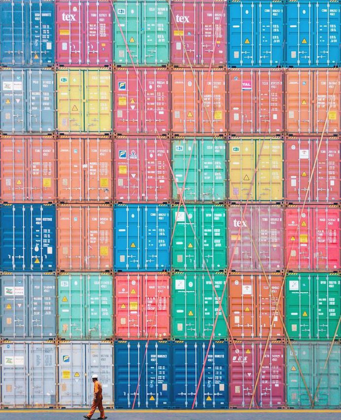 Creative, Colorful and Minimalist Photos of Hong Kong Architecture by Chak Kit