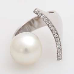 Design ring with South sea pearl and diamonds