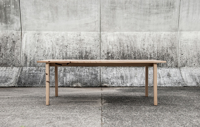 Table WIEF. A table with a graphic touch - chesnut / wallnut