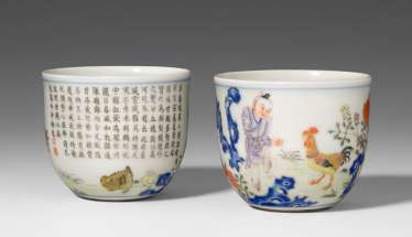 1 Paar Famille-Rose Becher, 'Boy and chicken cup' #Sets #Teasets #Porcelainsets #Antiqueplates #Plates #Wallplates #Figures #Porcelainfigurines #porcelain